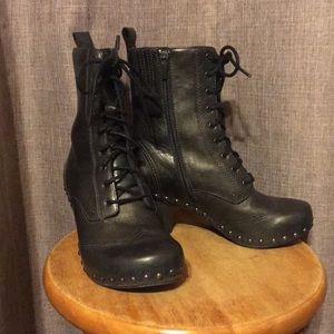 Dansko Nat lace up black leather boots